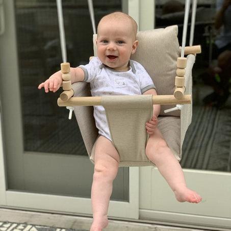 أرجوحة أطفال قماشية معلقة بإطار خشبي – آمنة ومريحة