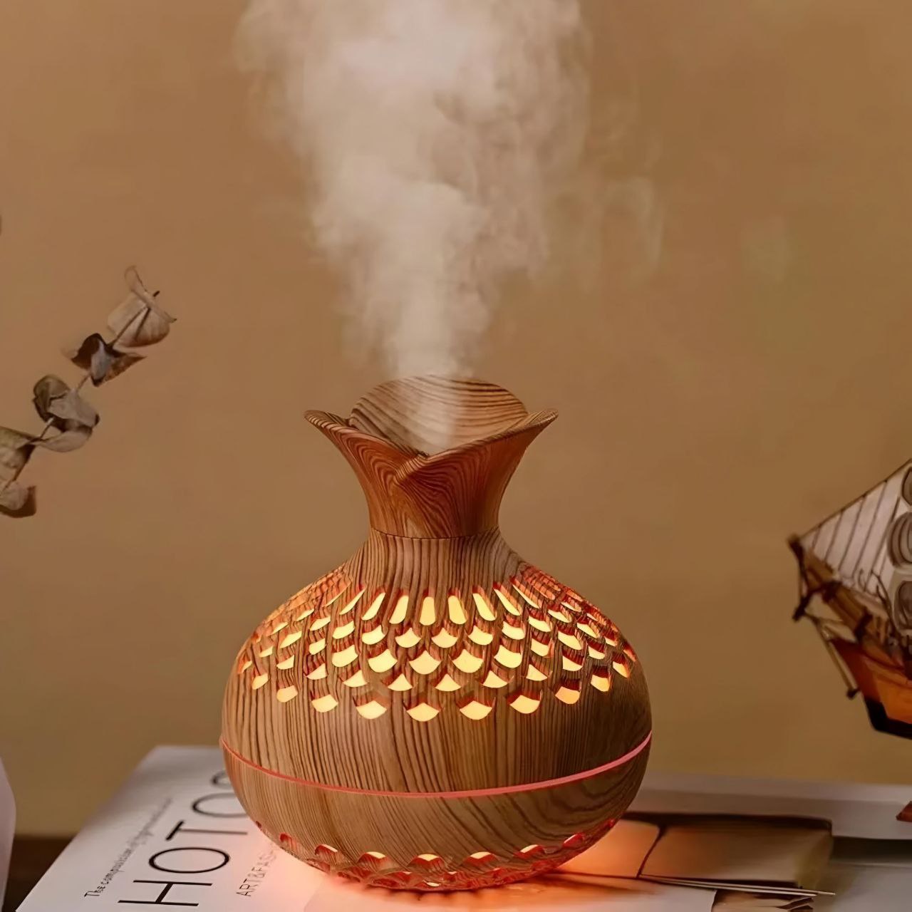 مرطب هواء صغير على شكل زهرة من الخشب الحبيبي مع مرطب رذاذ بارد لغرفة النوم/المكتب/السيارة/المكتب، وضعان للرذاذ، اغلاق تلقائي عند نفاذ الماء، 7 الوان متغيرة مع USB (بني فاتح)