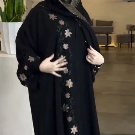 عباية سوداء فاخرة بطرزة ذهبية ✨