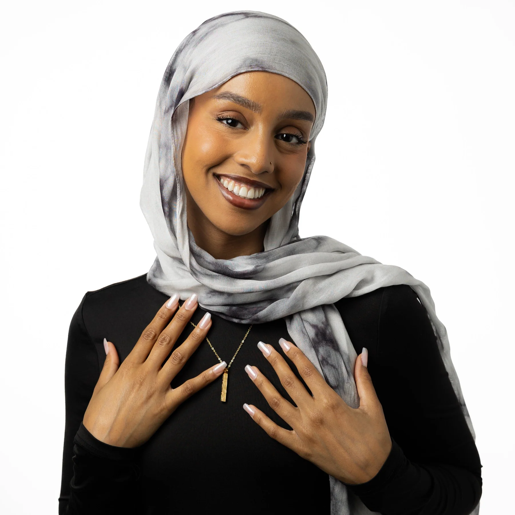 قلادة البار «إنَّ مع العُسر يُسرًا» – لمسة سكينة تُلبَس كلّ يوم