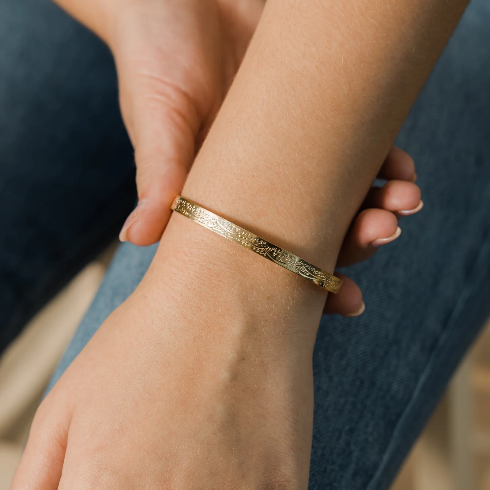 براسلي وقلادة "إن مع العسر يسراً"