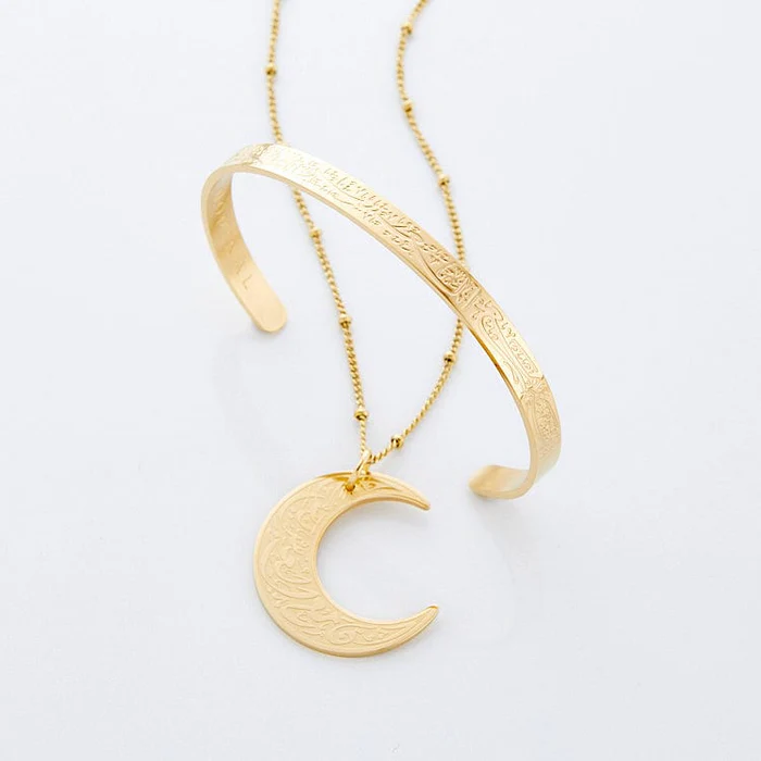 براسلي وقلادة "إن مع العسر يسراً"