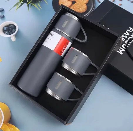 Coffret cadeau pour couple comprenant une bouteille isotherme en acier inoxydable de 500 ml et une tasse.