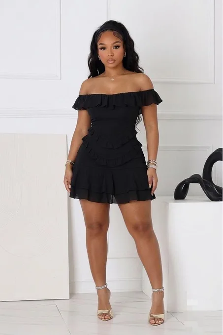 mini-robe noire à volants et épaules dénudées