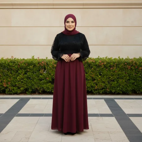 فستان طويل بتصميم أنثوي راقٍ يجمع بين البساطة والفخامة