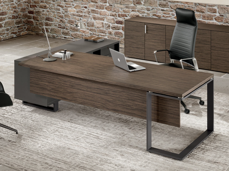 Bureau de direction en bois sur crédence