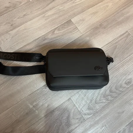 pochette lacoste noir mat  🐊