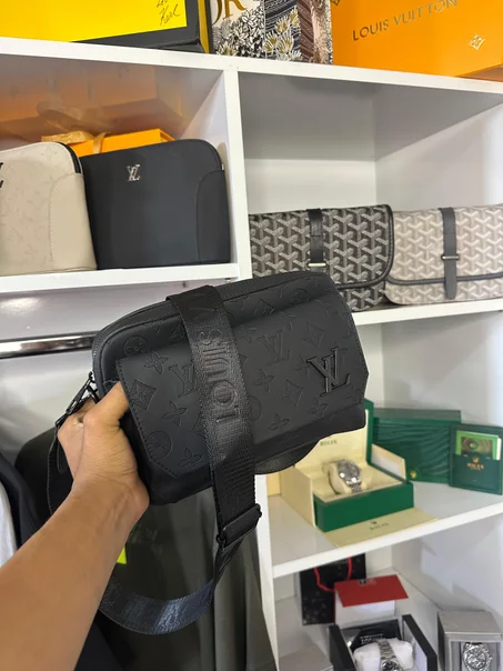 Sacoche Louis Vuitton Monogramme Embossé – Noir Mat