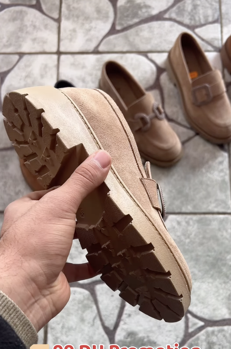 Chaussure en cuir véritable au design confortable et moderne