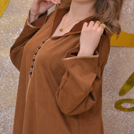 جلابة عصرية بخامة ناعمة وتصميم أنيق