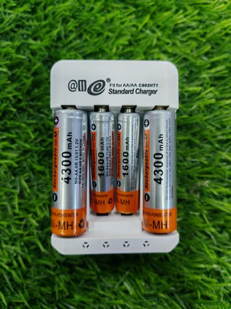 شاحن بطاريات قياسي  مع 4 بطاريات قابلة للشحن Ni-MH بسعة كبيرة (AA 4300mAh + AAA 1600mAh)، مؤشر LED لحالة الشحن، اقتصادي وصديق للبيئة، مناسب للألعاب، الكاميرات، الريموت وأجهزة المنزل