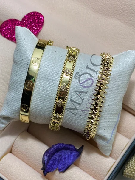Trois bracelets en acier inoxydable 17