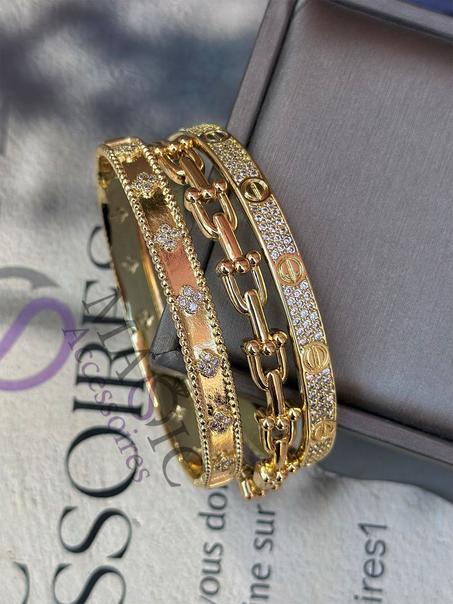 Trois bracelets en acier inoxydable 9