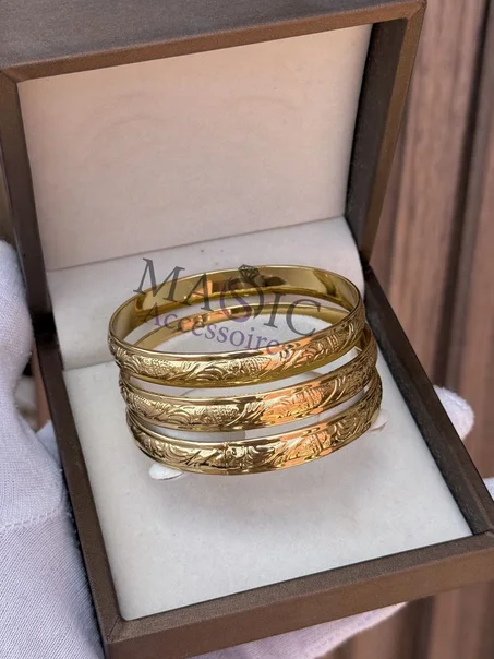 Trois bracelets en acier inoxydable