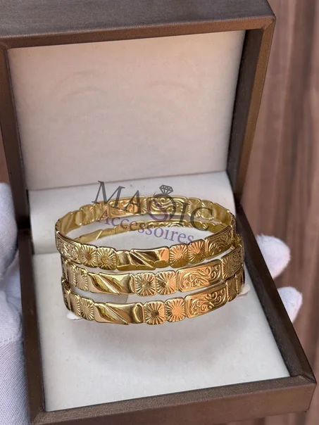 Trois bracelets en acier inoxydable