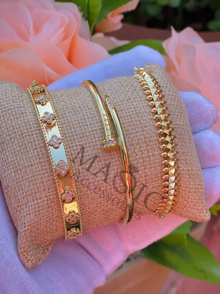 Trois bracelets en acier inoxydable 18