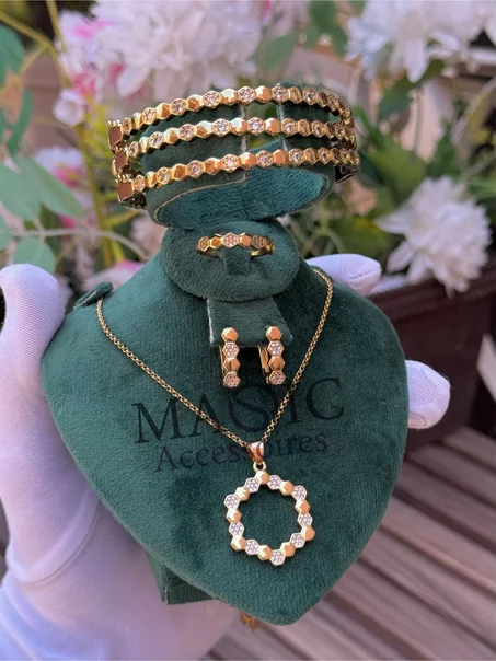 Ensemble collier + trois bracelets + bague et boucles inoxydable