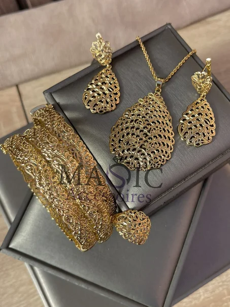 Collier + bague + boucles + 3 bracelets inoxydable