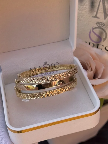 Trois bracelets en acier inoxydable