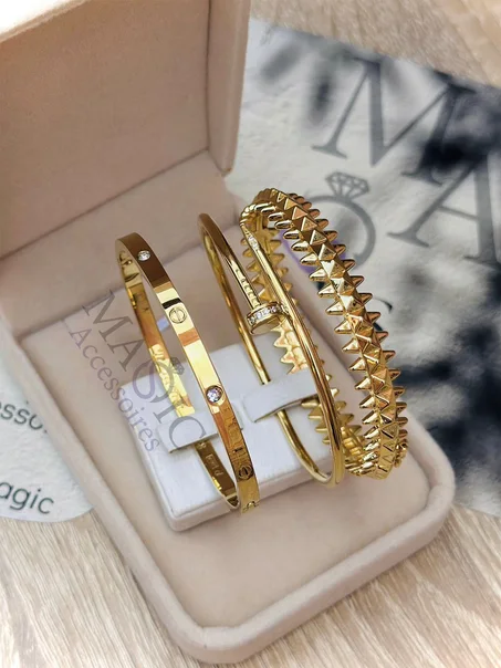 Trois bracelets en acier inoxydable