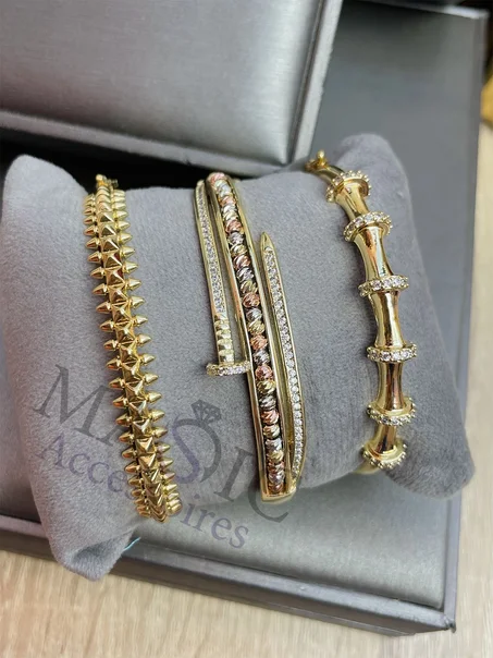 ثلاثة أساور، مزيج مثالي من الفخامة والجمال