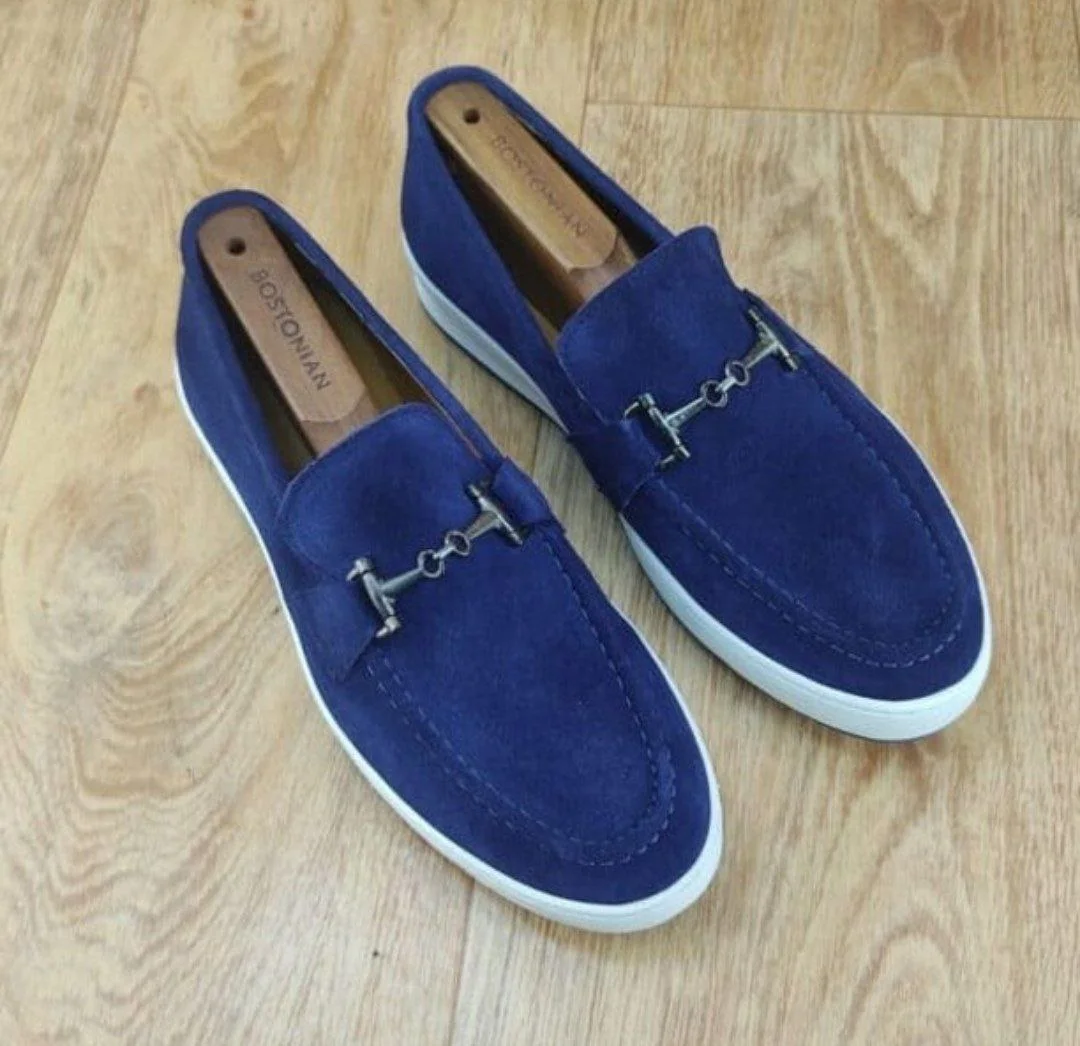 MOCASSINS EN DAIM AVEC UNE SERRURE EN MÉTAL