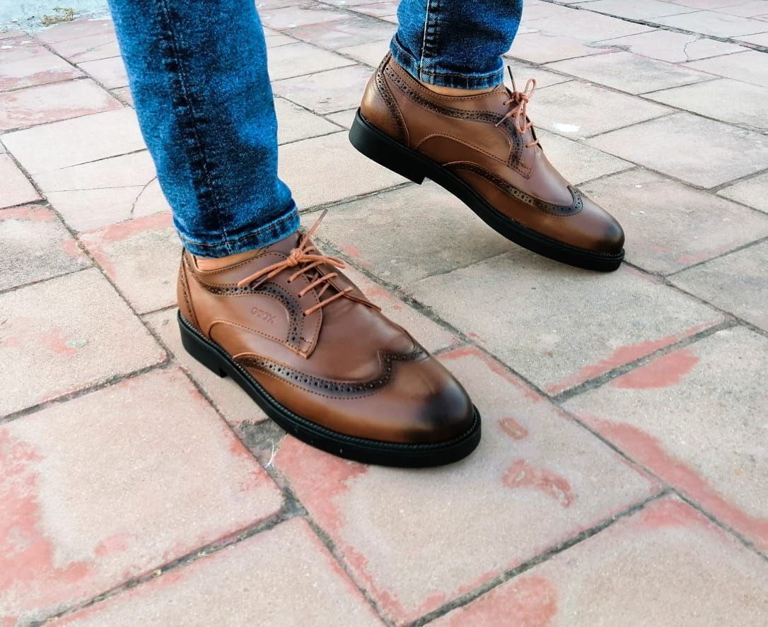 CHAUSSURES À LACETS