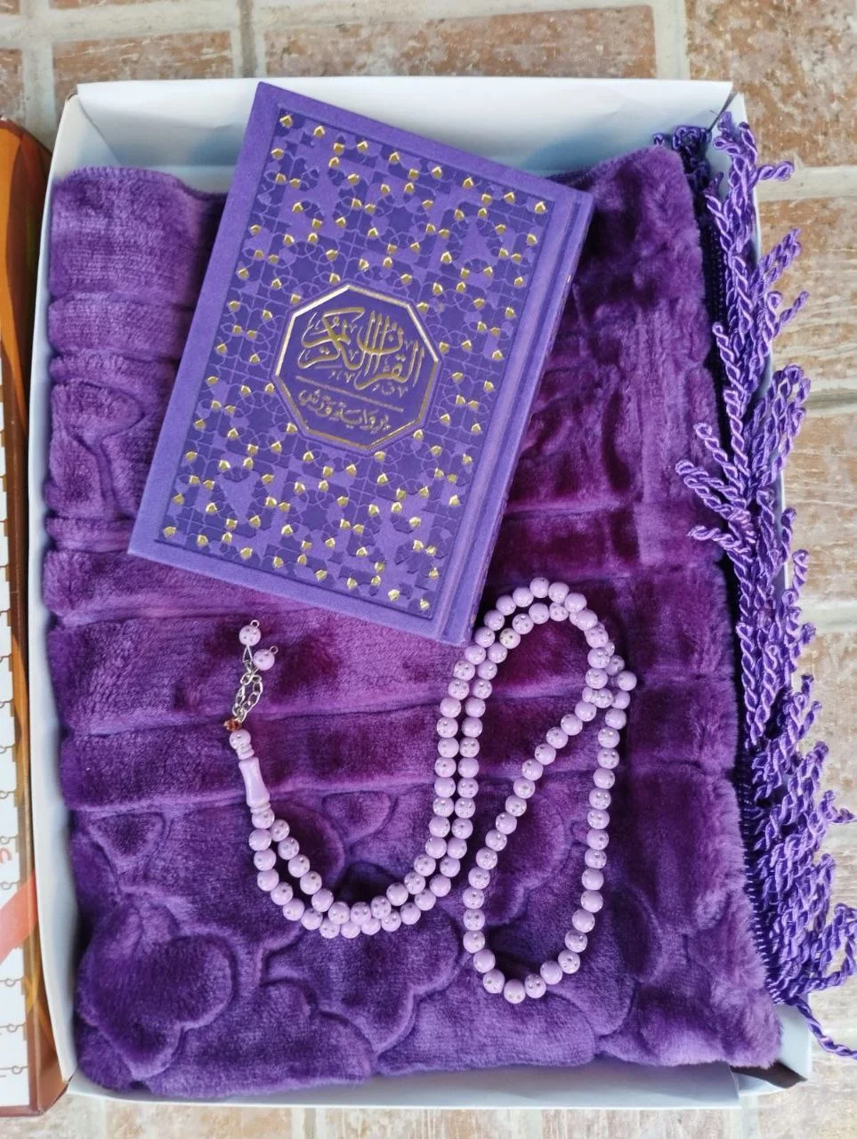 باك3 في 1 مكون من سجادة +مصحف +تسبيح +علبة أنيقة للتقديم