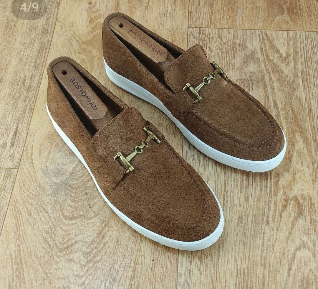 MOCASSINS EN DAIM AVEC UNE SERRURE EN MÉTAL