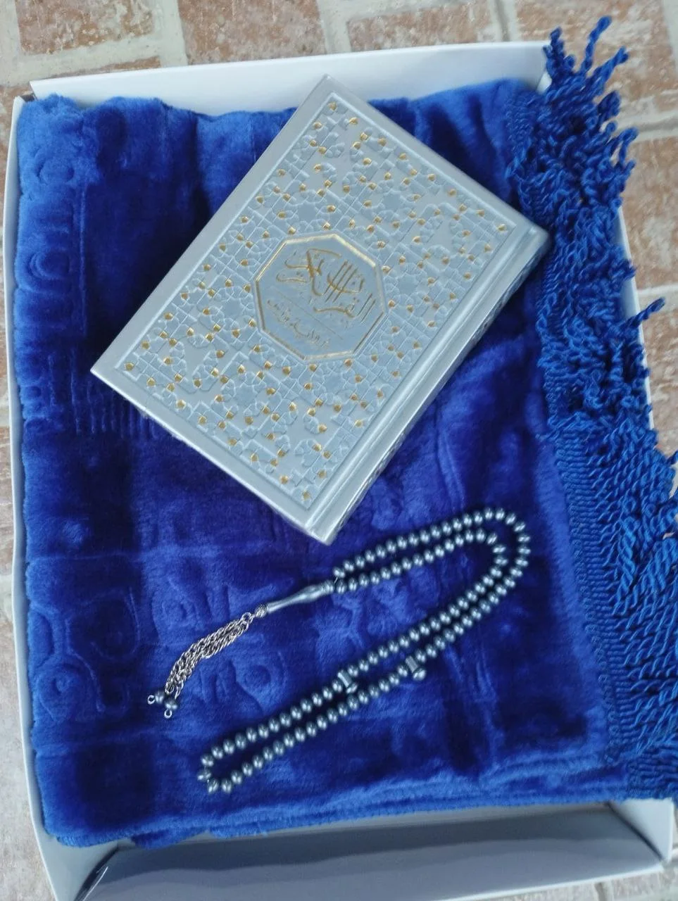 باك3 في 1 مكون من سجادة +مصحف +تسبيح +علبة أنيقة للتقديم