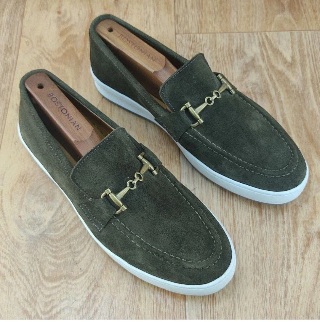 MOCASSINS EN DAIM AVEC UNE SERRURE EN MÉTAL