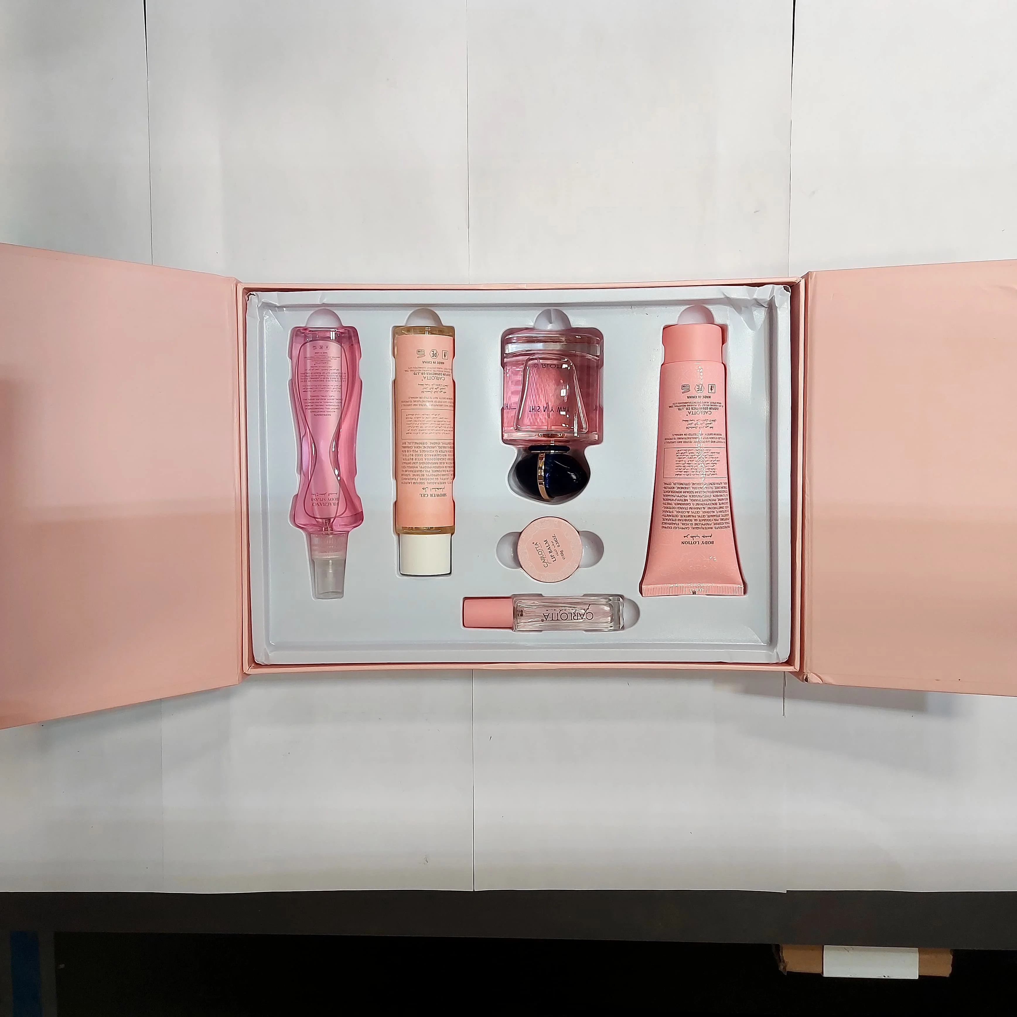 • عطر نسائي مع مجموعة هدايا