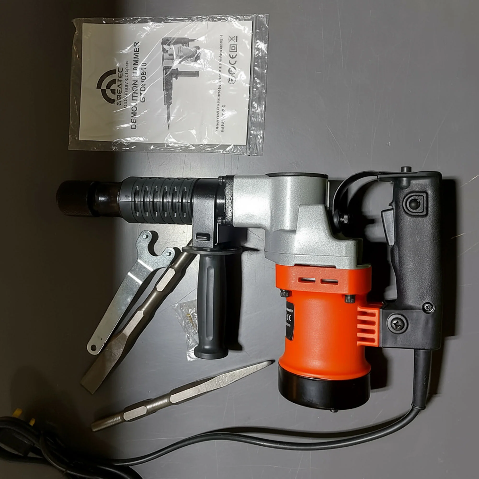 مثقاب تكسير وحفر كهربائي 1900 واط – مع طقم كامل للإستخدام الشامل