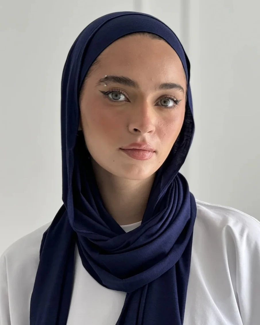 Jel en lycra avec bonnet / Tailles : 190 cm x 60 cm