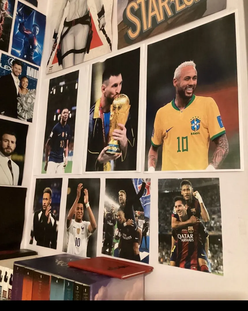 ملصق بتصميم لاعبي كرة القدم