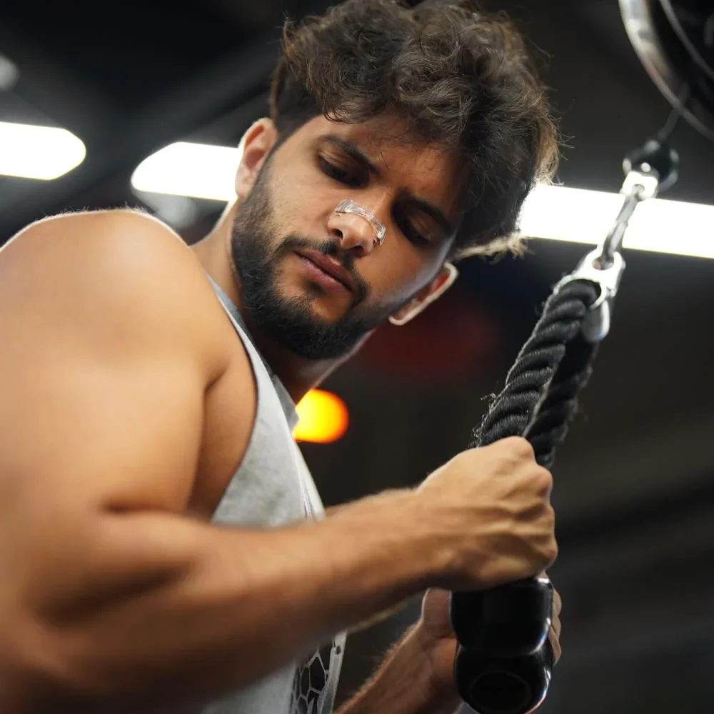 الشريط الأنفي المغناطيسي… الأكثر انتشاراً بالعالم لفتح النفس بثواني