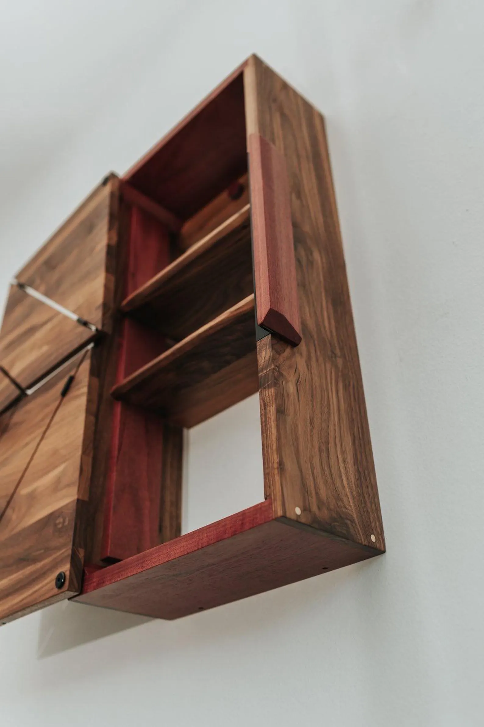 Armoire murale en bois au design géométrique