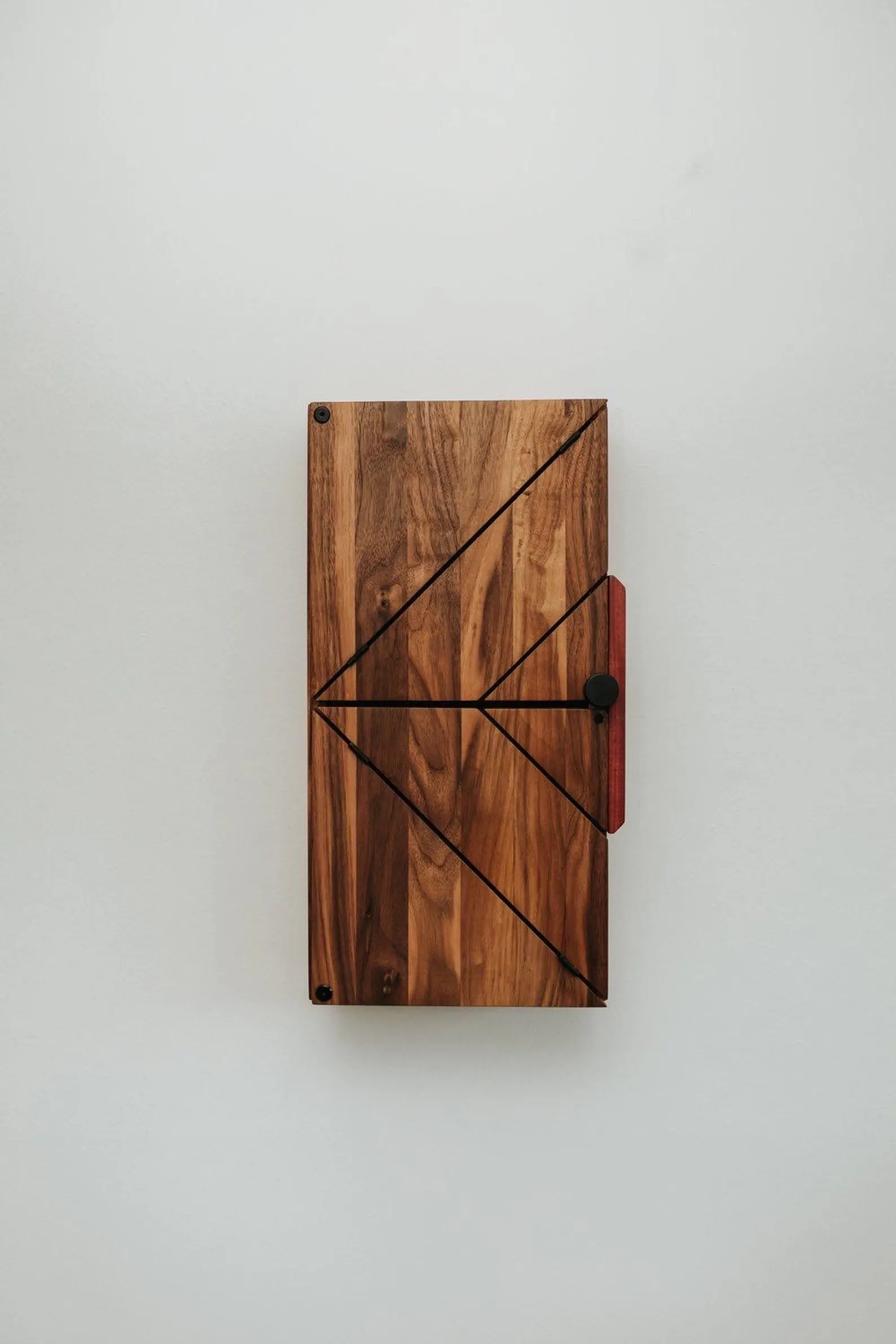 Armoire murale en bois au design géométrique