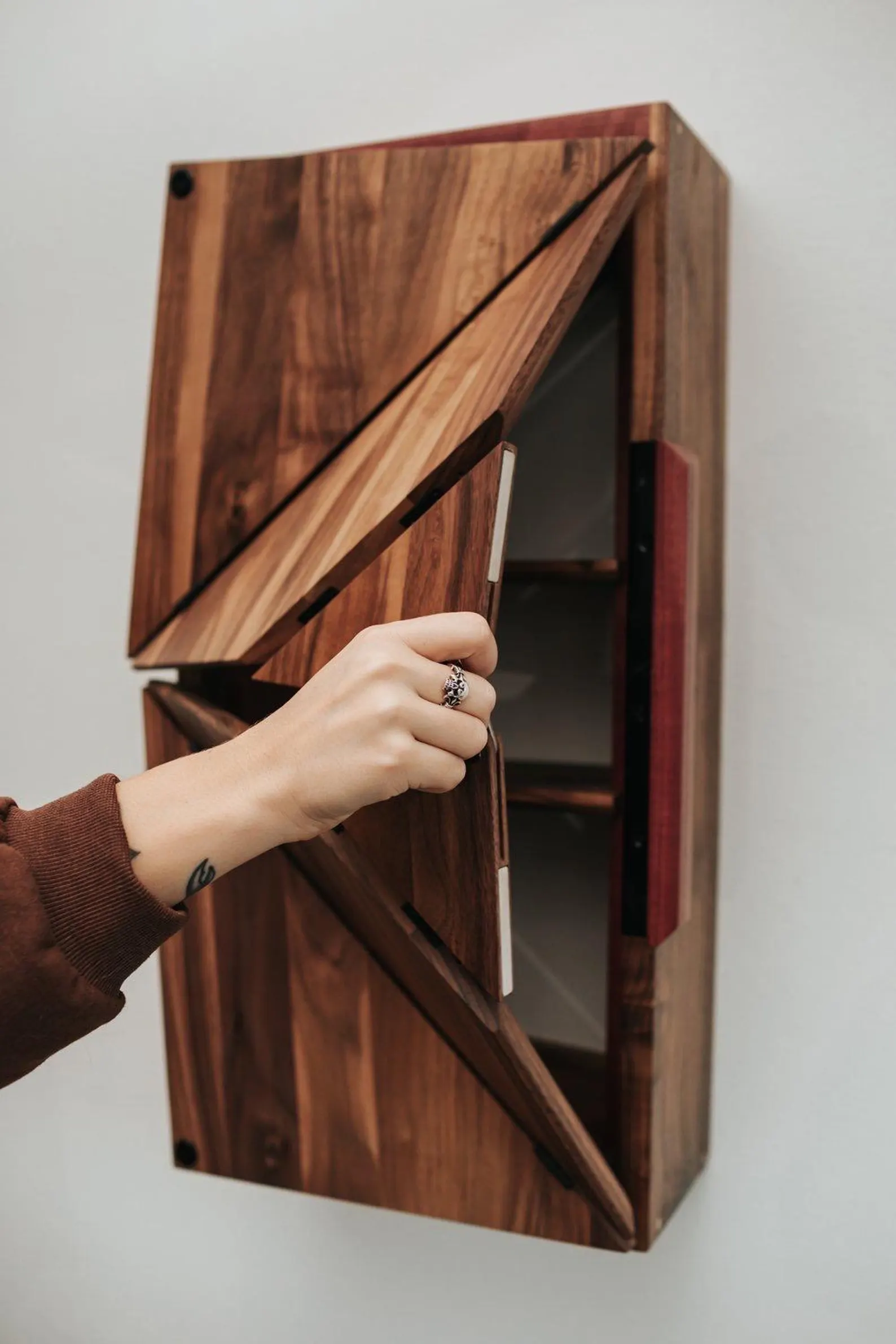 Armoire murale en bois au design géométrique
