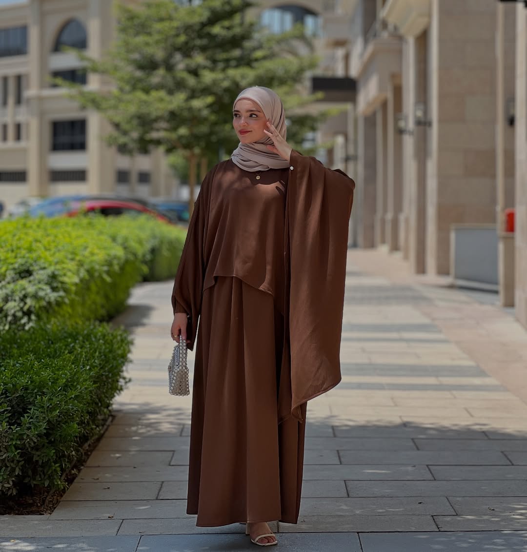 عباية فلو – إطلالة فخمة بثلاثة ألوان أنيقة