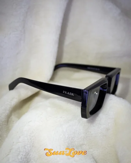 Lunette de soleil PRADA oversize.