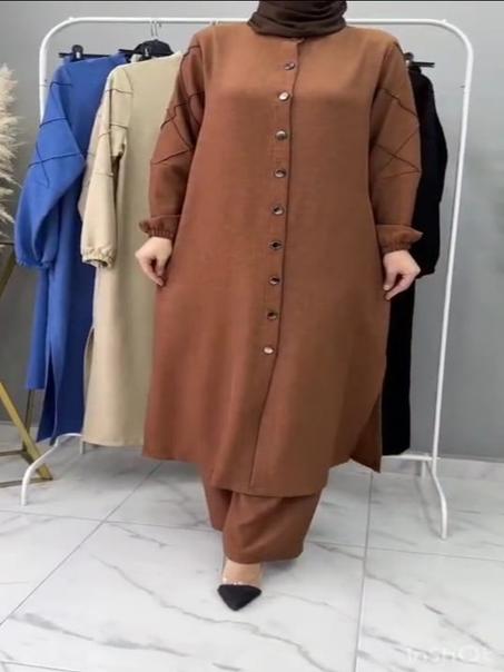 طقم نسائي محتشم بأناقة عصرية – مثالي للعمل والخروج اليومي