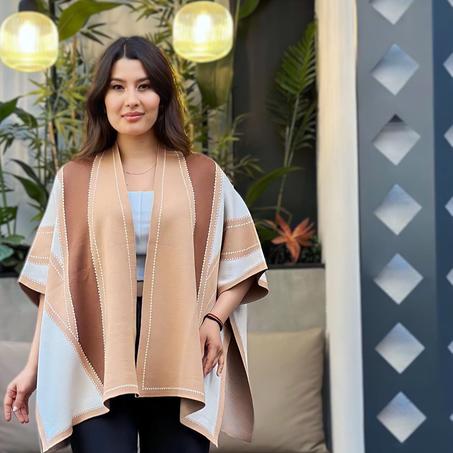 Poncho tricolore à manches courtes – Élégance décontractée