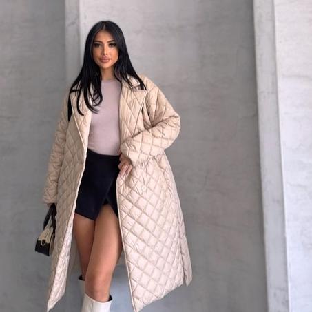 Manteau écru matelassé ceinturé – Style raffiné d’hiver