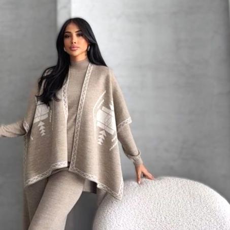 Ensemble maille beige avec poncho à motifs