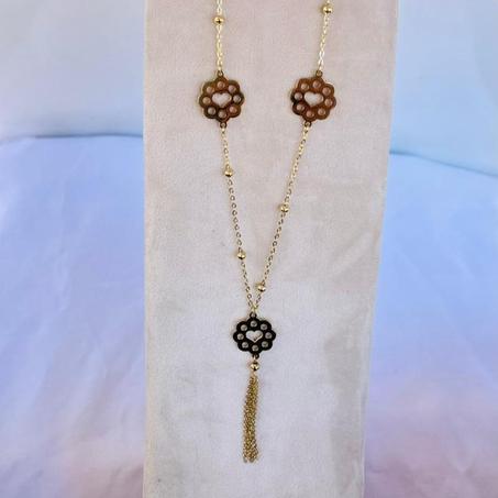 قلادات ذهبية طويلة بتصاميم هندسية وزهور أنيقة