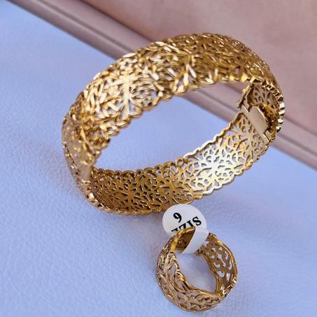 نبالة مخرمة مع خاتم