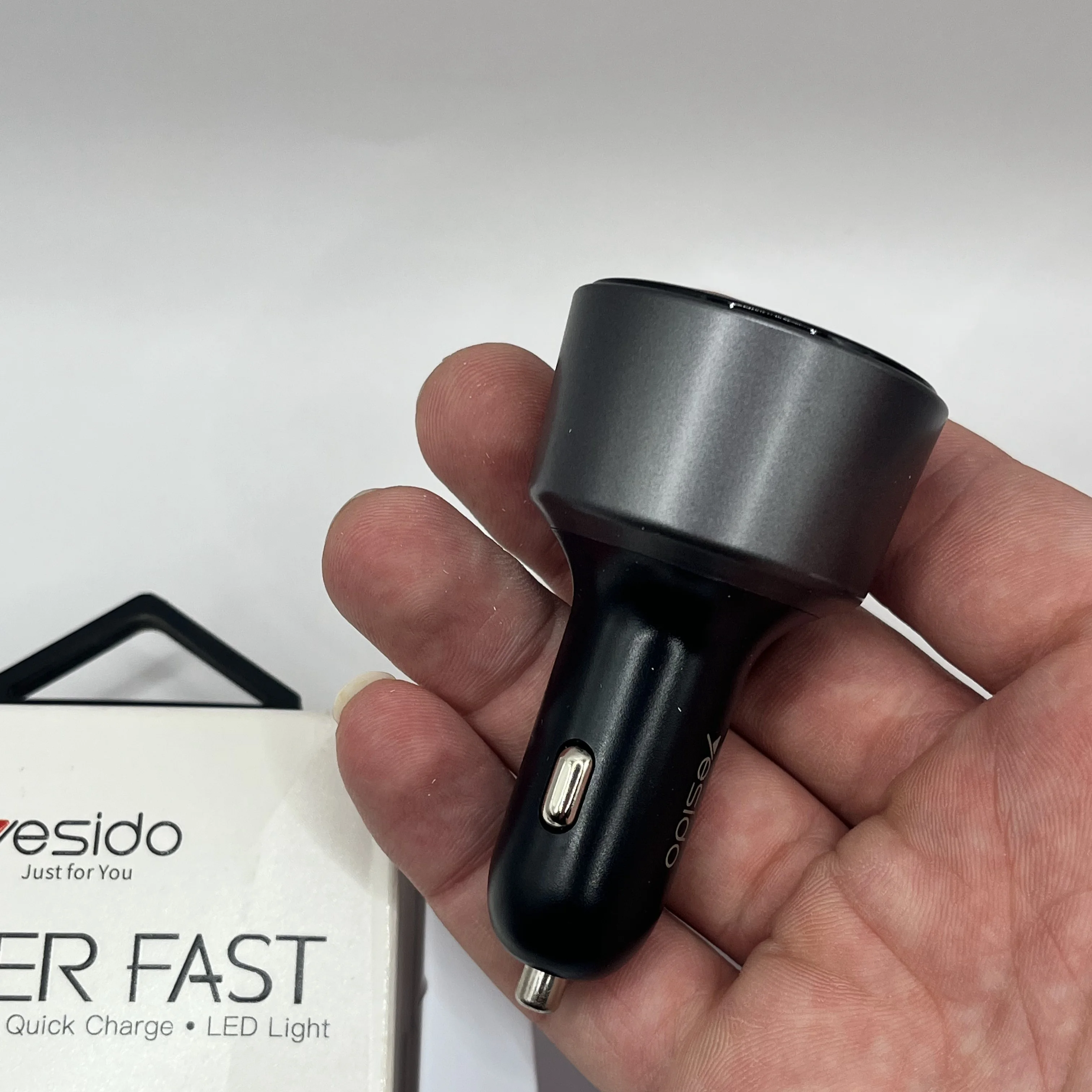 شاحن السيارة الخارق Yesido Y59 (200W) — محطة شحن فائقة السرعة لأجهزتك ولابتوبك أثناء القيادة