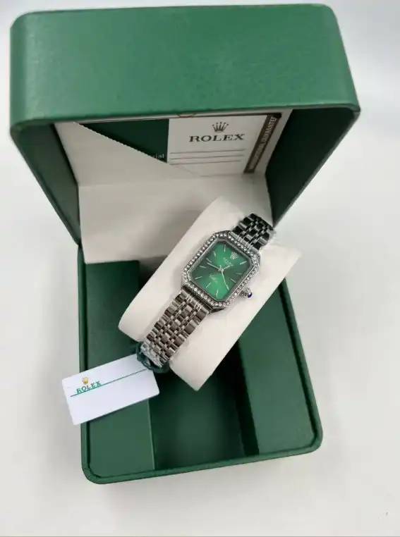 ساعة رولكس فضية أنيقة