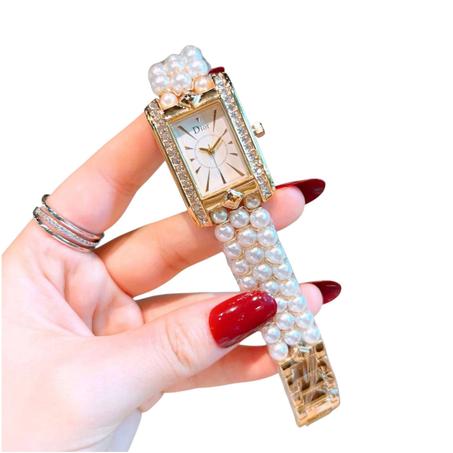 ساعة Dior النسائية – لمسة من اللؤلؤ والأناقة الملكية ✨